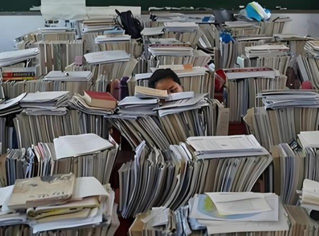 清晨的状态千差万别孩子们思想活跃渴望捧着书本沉溺阅览 清晨的状态千差万别孩子们思想活跃渴望捧着书本沉溺阅览